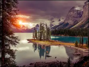 Wyspa na jeziorze Maligne w Parku Narodowym Jasper w Kanadzie