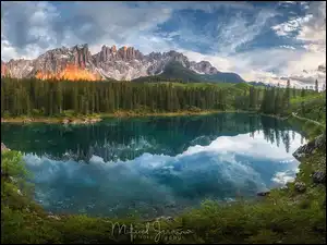 Alpy, Las, Odbicie, Drzewa, Lago di Carezza, Południowy Tyrol, Dolomity, Jezioro, Chmury, Góry, Włochy