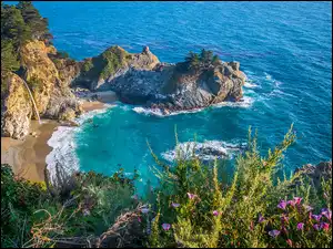 Zatoczka McWay Cove i wodospad McWay Falls w Kalifornii