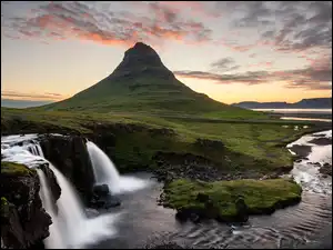 Góra Kirkjufell, Chmury, Półwysep Snaefellsnes, Islandia, Wodospad Kirkjufellsfoss