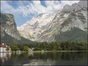 Sanktuarium św Bartłomieja nad jeziorem Konigssee w Alpach Bawarskich