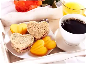 Kawa z kanapkami i sokiem