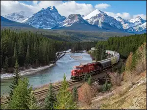 Pociąg, Ośnieżone, Park Narodowy Banff, Kanada, Chmury, Góry Skaliste, Las, Bow River, Szczyty, Drzewa, Rzeka, Alberta