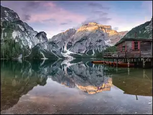 Dolomity, Południowy Tyrol, Góry, Łódki, Drewniany, Włochy, Lago di Braies, Lasy, Jezioro, Pragser Wildsee, Drzewa, Domek