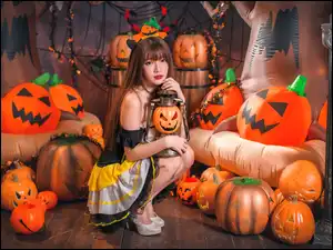 Dziewczyna i dynie na Halloween