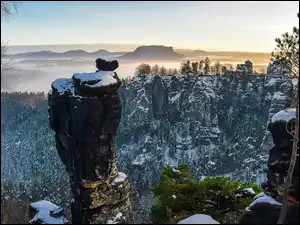 Formacja Bastei, Góry Połabskie, Śnieg, Park Narodowy Saskiej Szwajcarii, Skały, Most, Niemcy, Drzewa