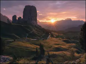 Cinque Torri, Torre Grande, Zachód słońca, Drzewa, Dolomity, Chmury, Szczyt, Góry, Droga, Skały, Włochy