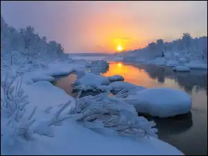 Rzeka, Kamienie, Wschód słońca, Zima, Krzaki, Drzewa, Śnieg