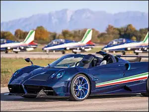 Pagani Huayra Tricolore na lotnisku