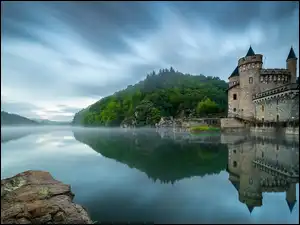 Gmina Saint Priest la Roche, Zamek La Roche, Mgła, Francja, Drzewa, Wzgórza, Jezioro Lac de Villerest