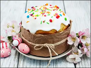 Wielkanocna babka z pisankami i kwiatami