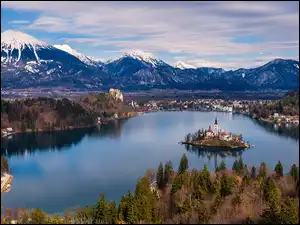 Wyspa Blejski Otok, Jezioro Bled, Chmury, Słowenia, Drzewa, Góry, Kościół Wniebowzięcia Marii Panny