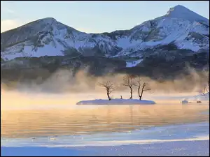 Lake Hibara, Zima, Park Narodowy Bandai Asahi, Jezioro, Fukushima, Zaśnieżone, Wschód słońca, Wysepka, Hosono, Góry, Japonia, Mgła, Drzewa