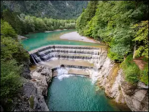 Las po obu brzegach wodospadu Lechfall w Niemczech
