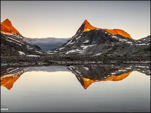 Szczyt Matterhorn w odbiciu wody