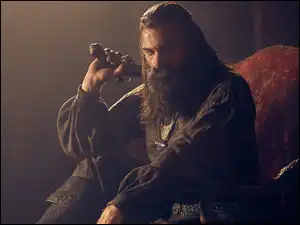 Aktor Ray Stevenson jako Czarnobrody w serialu Piraci