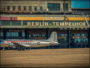 Samolot Flyer Candy Bomber na lotnisku Berlin-Tempelhof w Niemczech