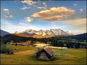 Drewniane domki na tle jeziora Geroldsee w Alpach Bawarskich