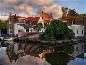 Odbicie, Edam, Drzewa, Niebo, Chmury, Kanał, Domy, Holandia, Łódka