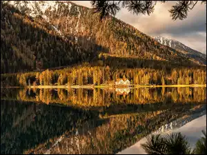 Dom, Góry, Modrzewie, Włochy, Hotel Seehaus, Jesień, Anterselva Lake, Drzewa, Jezioro, Antholzer See, Dolomity, Odbicie