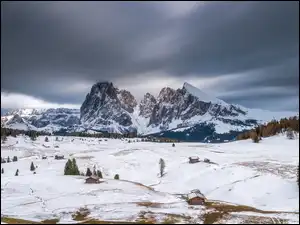 Domy, Góry, Drewniane, Włochy, Zima, Dolomity, Płaskowyż Seiser Alm, Drzewa, Sassolungo, Dolina, Val Gardena, Chmury