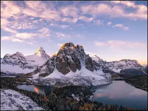 Jeziora w zimowym Parku Prowincjonalnym Mount Assiniboine