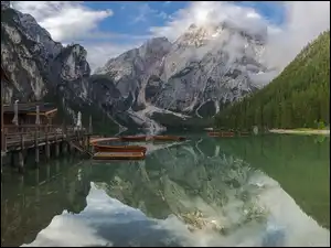 Odbicie, Łódki, Drzewa, Dolomity, Jezioro, Włochy, Lago di Braies, Pragser Wildsee, Góry, Chmury