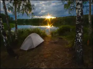 Namiot nad jeziorem