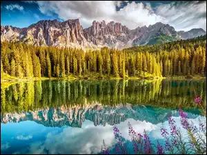 Jezioro Lago di Carezza otoczone drzewami z widokiem na Dolomity