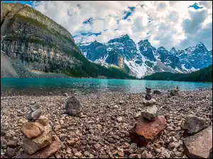 Chmury, Park Narodowy Banff, Kamienie, Prowincja Alberta, Góry, Drzewa, Kanada, Jezioro Moraine