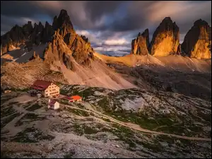 Zmierzch, Włochy, Domy, Schronisko, Góry, Chmury, Szczyty Tre Cime di Lavaredo, Dolomity