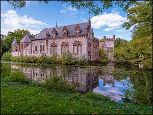 Zamek Stapelen Castle nad stawem