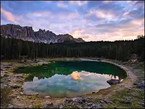 Dolomity, Las, Odbicie, Drzewa, Lago di Carezza, Południowy Tyrol, Alpy, Jezioro, Chmury, Góry, Włochy