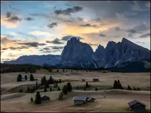 Seiser Alm, Val Gardena, Drzewa, Wzgórza, Dolomity, Chmury, Dolina, Góry Sassolungo, Domy, Płaskowyż, Włochy