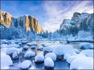 Stany Zjednoczone, Kamienie, Chmury, Ośnieżone, Park Narodowy Yosemite, Zima, Góry, Drzewa, Rzeka, Kalifornia