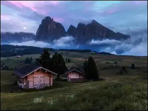 Włochy, Mgła, Chmury, Drzewa, Alpy, Góry, Domki, Dolomity, Dolina, Płaskowyż Seiser Alm