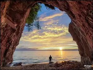 Wschód słońca, Michigan, Człowiek, Drzewo, Gałęzie, Jezioro Superior, Skały, Stany Zjednoczone, Jaskinia