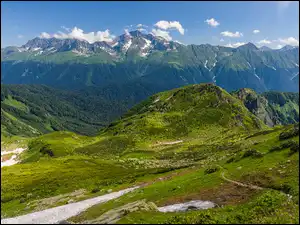 Rosja, Kaukaz, Kraj Krasnodarski, Drzewa, Trawa, Góra, Mount Chugush, Góry, Chmury