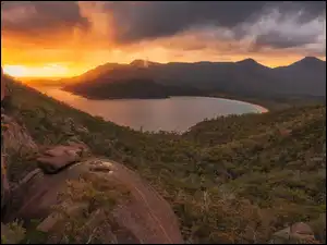 Wineglass Bay, Skały, Zachód słońca, Las, Tasmania, Chmury, Góry, Australia, Drzewa, Zatoka, Morze
