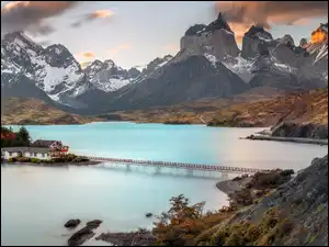 Chile, Jezioro, Park Narodowy Torres del Paine, Dom, Rośliny, Lago Pehoe, Stalowy, Góry, Most