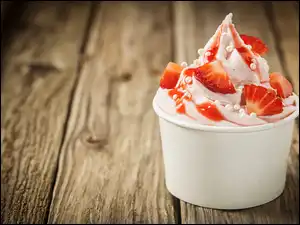Lody z owocami w plastikowej miseczce