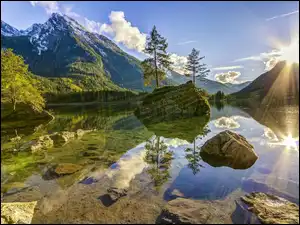 Alpy Bawarskie, Hintersee Lake, Lasy, Wysepka, Bawaria, Drzewa, Jezioro, Niemcy, Kamienie, Góry, Promienie słoneczne