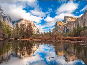 Merced River, Stany Zjednoczone, Góry Sierra Nevada, Drzewa, Kalifornia, Rzeka, Chmury, Park Narodowy Yosemite