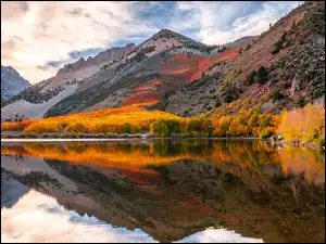 Jesień, Chmury, Jezioro, Wschód słońca, Kalifornia, Stany Zjednoczone, Góry, Eastern Sierra, Drzewa, North Lake