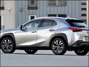 Srebrny Lexus UX200 F-Sport