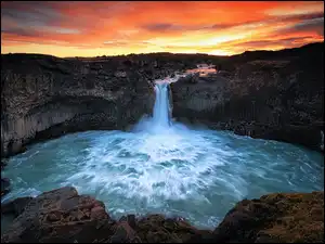 Wodospad Skogafoss i rzeka Skoga w Islandii