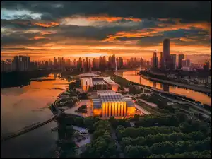 Panorama miasta o zachodzie słońca