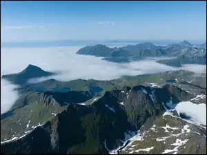 Widok z góry na zamglone Lofoty w Norwegii