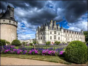 Chateau de Chenonceau, Miejscowość Chenonceaux, Chmury, Zamek Chenonceau, Kwiaty, Ogród, Francja