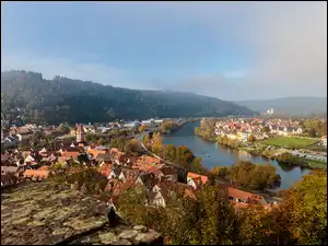 Domy nad rzeką na tle gór
